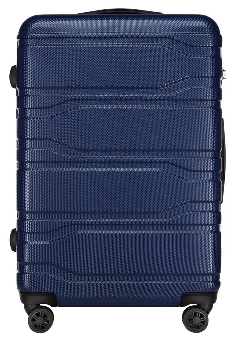 Marineblauwe harde koffer met een gestructureerd oppervlak, meerdere horizontale groeven, vier zwarte wielen en een uitschuifbare handgreep voor gemakkelijke transport.
