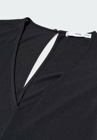 Czarna bluzka z dekoltem w serek, wykonana z gładkiego materiału, z zapięciem na guziki z tyłu, o prostym i eleganckim designie.