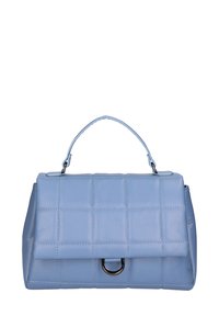 Borsa a mano in pelle azzurro chiaro con design trapuntato, manico superiore e accentuazione circolare argentata sul davanti.