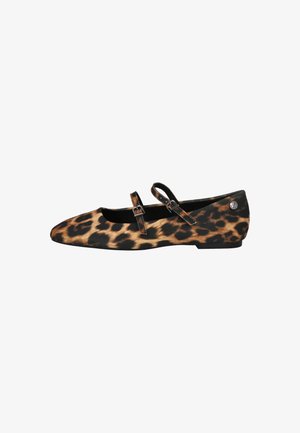 Zapato plano con estampado de leopardo y dos correas ajustables con hebillas en la parte superior, suela negra y emblema plateado redondo en el talón.