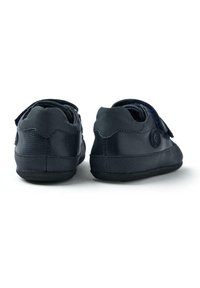 Zapatos azul marino con parte superior de cuero texturizado y acentos sintéticos. Cintas de velcro, punta redondeada y suela de goma negra.