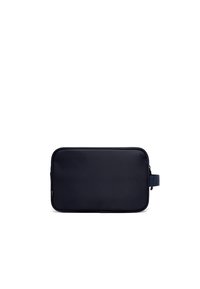 Námornícky modrý obdĺžnikový obal na notebook vyrobený z hladkého, odolného materiálu; má zips a malú látkovú rukoväť pre jednoduché prenášanie.