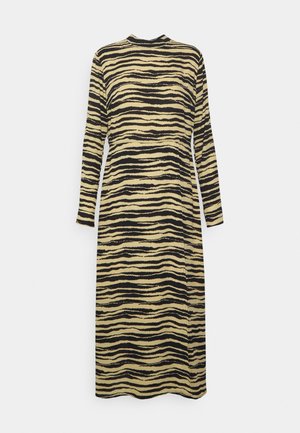 Φόρεμα μακρύ μανίκι σε κίτρινο και μαύρο σχέδιο κύματος, φτιαγμένο από υφασμάτινη υφή, με ψηλό λαιμό και ρευστή σχεδίαση.