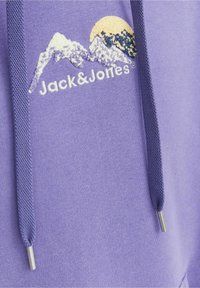 Felpa viola con cappuccio caratterizzata da un design di montagna e una grafica del sole, con testo ricamato bianco "Jack & Jones" e cordini scuri con estremità in metallo.