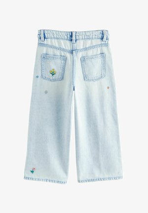 Šviesiai mėlynos plačios kojų džinsinės kelnės su gėlėmis ir mažais akcentais siuvinėjimo ant priekinių ir galinių kišenių. Turi laisvą siluetą.