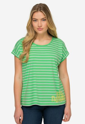Camisa de manga corta a rayas verdes y blancas con cuello redondo y corte holgado. Presenta un detalle de impresión amarilla en el dobladillo.