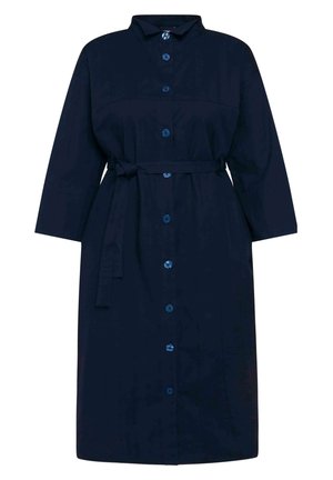 Marineblauwe jurk met riem en een kraaghalslijn, met een knoopsluiting aan de voorkant en driekwart mouwen. Gladde stof met een licht gestructureerde afwerking.
