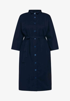 Marineblauwe jurk met riem en een kraaghalslijn, met een knoopsluiting aan de voorkant en driekwart mouwen. Gladde stof met een licht gestructureerde afwerking.