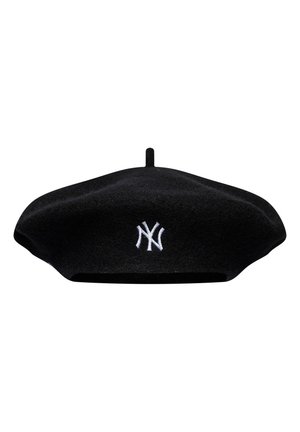 Sort uldberet med en lille topstilk og hvide broderede sammenflettede bogstaver foran.