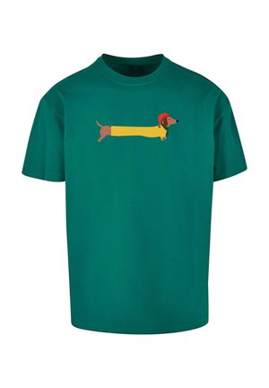 Grünes Kurzarm-T-Shirt mit einem Cartoon-Dackel, der einen roten Hut trägt und einen gelben Körper hat, der sich vom Oberkörper erstreckt.