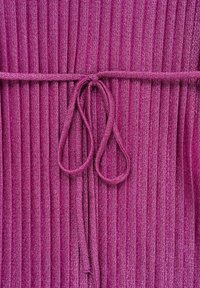 Tela de punto acanalado morada con un lazo atado hecho del mismo material en el centro.