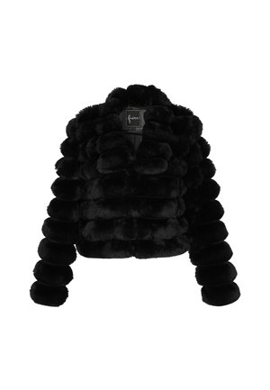 Zwarte faux fur cropped jack met horizontale pluizige banden en lange mouwen, voorzien van een kleine kraag en een label aan de binnenkant van de halslijn.
