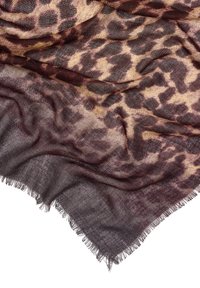 Szal w wzór panterki z gradientem od brązowego do ciemnofioletowego, o miękkiej teksturze i frędzlami.