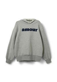Šedá mikina s kapucňou a bielou šnúrkou, s námornícky modrým nápisom "amour". Má pružné manžety a lem, mäkkú textúru a voľný strih.