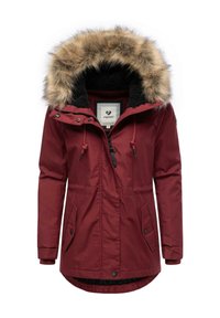 Giacca parka rossa con cappuccio in pelliccia sintetica, chiusura con zip, due tasche laterali e coulisse regolabile. Realizzata in tessuto resistente e impermeabile.