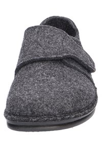 Grijze gevoerde slipper met een klittenbandsluiting, ronde neus en een gestructureerde bovenkant. Heeft een zwarte rubberen zool voor stabiliteit.