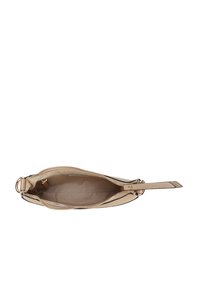 Bolso de mano beige en material texturizado, con cierre de cremallera y una correa plana. El interior está forrado con una tela clara.