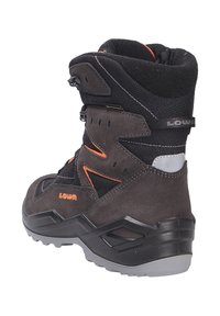 Scarponcino da trekking in suede marrone e tessuto nero con accenti arancioni, supporto alto per la caviglia e suola in gomma testurizzata per aderenza.
