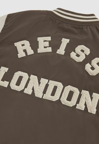 Reiss REISS ARKAN COLOUR BLOCK VARSITY BOMBER JACKET - Lengva striukė - mink brown off white