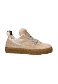 Sneaker beige in suede con pannelli in rete, suola spessa e testurizzata marrone, lacci spessi, foderato in shearling e linguetta sul tallone.