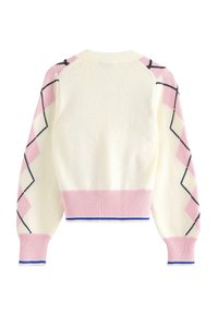 Bílý pletený svetr se vzorem růžových a černých kosočtverců na rukávech. Žebrované manžety s růžovými a modrými akcenty. Krátký střih.