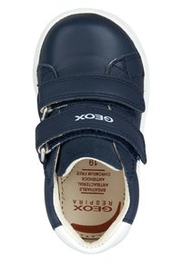 Chaussure en cuir bleu marine avec semelle blanche, deux sangles Velcro et bout rond. Présente le logo Geox et une semelle intérieure respirante.