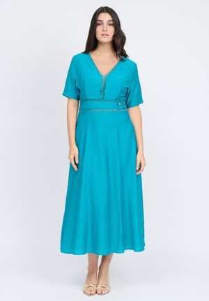 Vestido midi turquesa con mangas cortas, escote en V y costuras decorativas a lo largo de la cintura. Tela suave con una sutil textura.