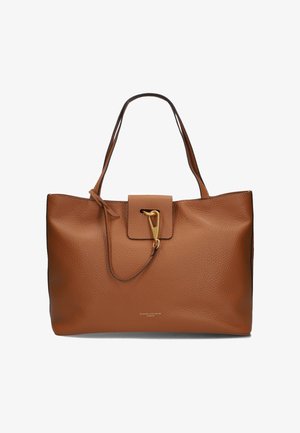 Borsa a tracolla in pelle marrone con una finitura testurizzata, dotata di una chiusura a patta rettangolare e dettagli in hardware dorato. Doppi manici per la spalla.