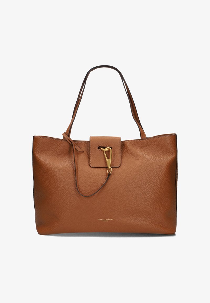 Bruine leren totebag met een gestructureerde afwerking, voorzien van een rechthoekige flap met sluiting en gouden hardwareaccenten. Dubbele schouderbanden.
