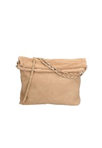 Borsa in suede beige con design a rombi, dotata di tracolla in catena dorata e chiusura a pattina. Texture liscia con uno stile minimalista.