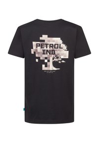 Zwart katoen T-shirt met een pixelachtige boomgraphic en "PETROL IND" tekst in lichte kleuren op de achterkant. Korte mouwen, rond de hals ontwerp.