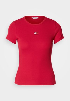 Rotes kurzärmliges T-Shirt mit einem kleinen Tommy Jeans-Logo auf der Brust, vor einem schlichten weißen Hintergrund.