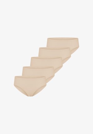 Fünf beige nahtlose Damen-Slips übereinander gestapelt auf weißem Hintergrund.