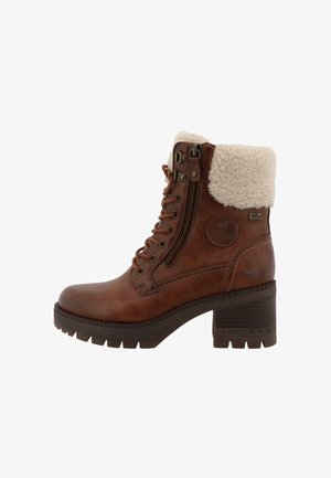Brun läderankelstövel med en krage klädd i päls, snörning fram, veckad dragkedja på sidan och texturerad gummisula. 6,5 cm klack med präglad logotyp.