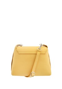 Borsa a tracolla gialla in pelle con forma strutturata, chiusura a pattina e tracolla regolabile. Superficie testurizzata con accenti hardware minimali.