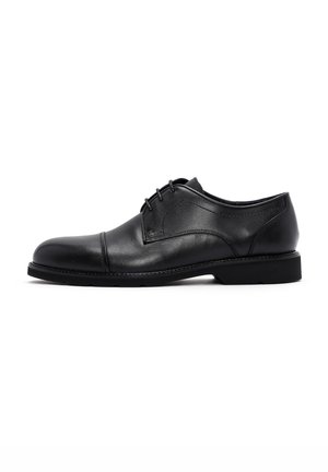 Chaussure habillée en cuir noir avec une finition lisse, bout arrondi et lacets. Comprend un talon bas et des détails de couture subtils.