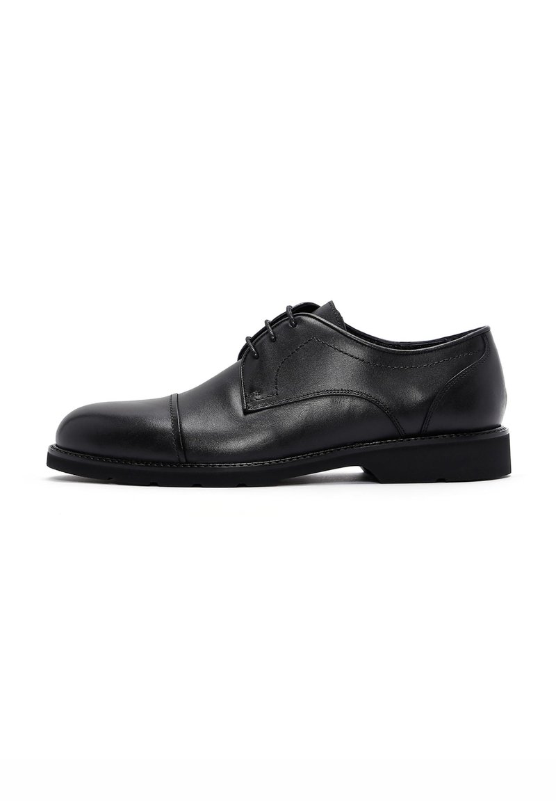 Chaussure habillée en cuir noir avec une finition lisse, bout arrondi et lacets. Comprend un talon bas et des détails de couture subtils.