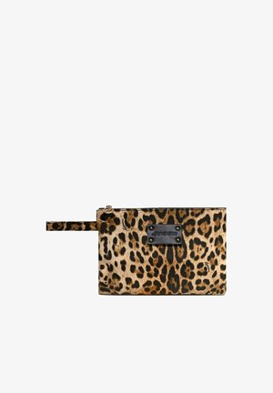Pochette da polso con stampa leopardata, chiusura con cerniera e patch rettangolare nero con scritta "4GIVENESS" sul davanti.