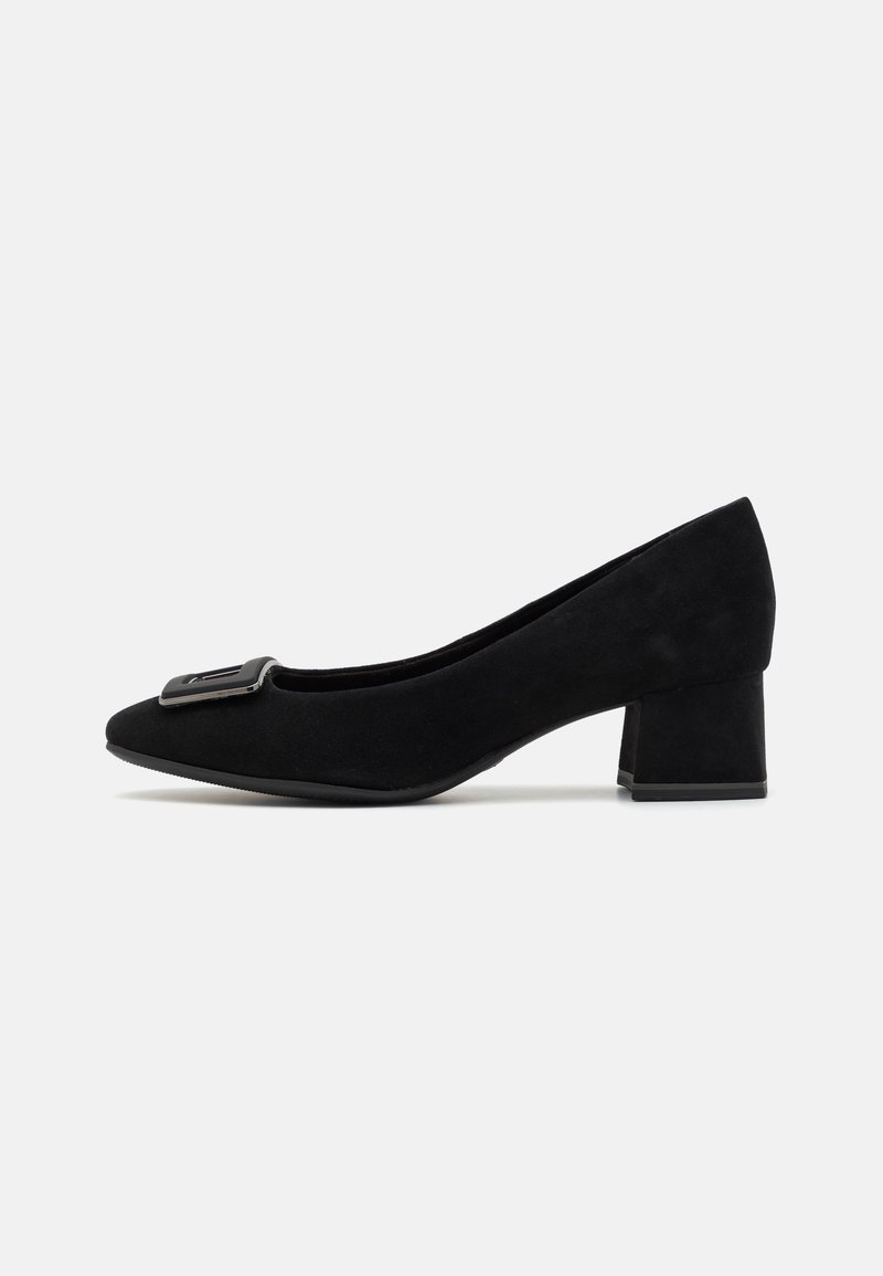 Chaussure noire à talon bas bloc avec une boucle décorative carrée à l'avant et un bout fermé en forme d'amande.