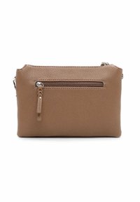 Borsa in pelle marrone con superficie texture, tasca frontale con zip e tracolla in catena metallica removibile. Forma rettangolare con bordi arrotondati.