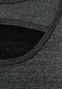 Tessuto a maglia grigio con un ritaglio nero, caratterizzato da un collo arrotondato e una finitura testurizzata con una leggera lucentezza. I bordi sono rifiniti con cura.