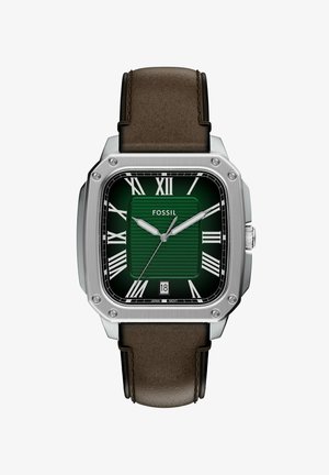Vierkante roestvrijstalen horloge met een donker groene, gestructureerde wijzerplaat, Romeinse cijfers, zilveren wijzers en een bruine leren band met stikseldetails.