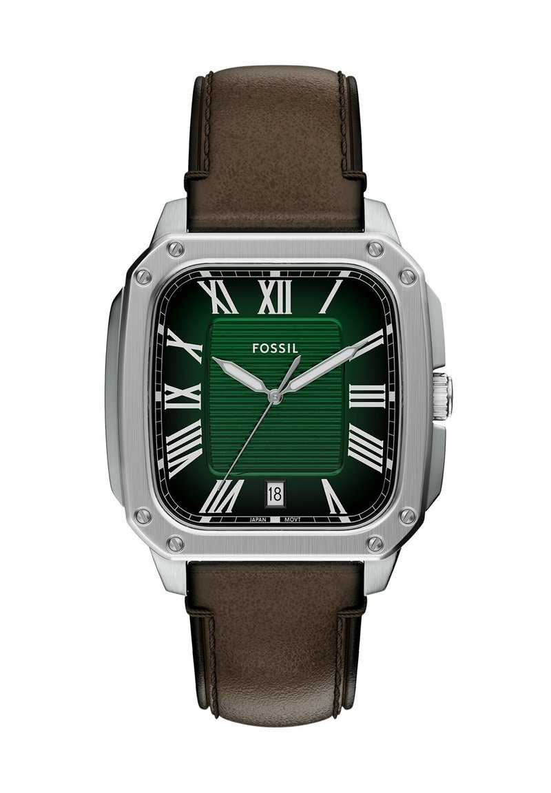 Orologio quadrato in acciaio inossidabile con quadrante testurizzato di colore verde scuro, numeri romani, lancette argentate e cinturino in pelle marrone con dettagli di cucitura.