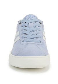 Sneaker in suede azzurro chiaro con suola in gomma bianca, dotato di due strisce bianche, design con lacci e punta rotonda.