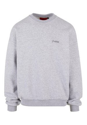 Grauer Pullover aus weichem Material, mit geripptem Rundhalsausschnitt, gerippten Bündchen und einem kleinen grauen Logo auf der linken Brust. Lockerer Schnitt.