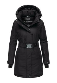 Cappotto impermeabile nero con cappuccio, vita fascata, chiusura con zip e tasche laterali. Presenta una texture liscia e dettagli in metallo robusti.