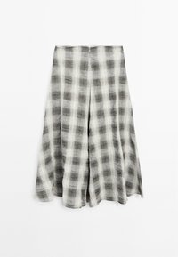 Gonna lunga con un motivo a scacchi bianco e nero, caratterizzata da un design fluido, un tessuto leggero e una vita alta con apertura frontale.