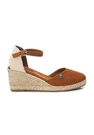 Sandalia cuña de ante marrón con tira en el tobillo, contrafuerte trenzado beige y suela de plataforma de yute trenzado.