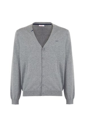 Cardigan grigio lavorato a maglia con scollo a V, sei bottoni sulla parte anteriore e un discreto dettaglio del logo sul lato superiore sinistro. Tessuto morbido e polsini a costine.