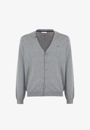 Cardigan grigio lavorato a maglia con scollo a V, sei bottoni sulla parte anteriore e un discreto dettaglio del logo sul lato superiore sinistro. Tessuto morbido e polsini a costine.